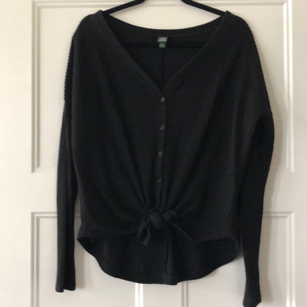 💜Long sleeved, button, tie front detail